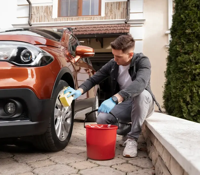 Lavage auto à domicile Tribehou : professionnel intervenant sur un véhicule
